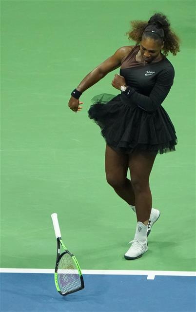 세리나 윌리엄스(미국)가 지난해 9월 미국 뉴욕에서 열린 오사카 나오미(일본)와의 US오픈 여자 단식 결승 도중 라켓을 코트 바닥에 팽개치는 모습. 뉴욕 AFP 연합뉴스