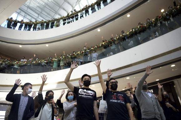 다섯 손가락 펴고 자유 외치는 홍콩 시민들 