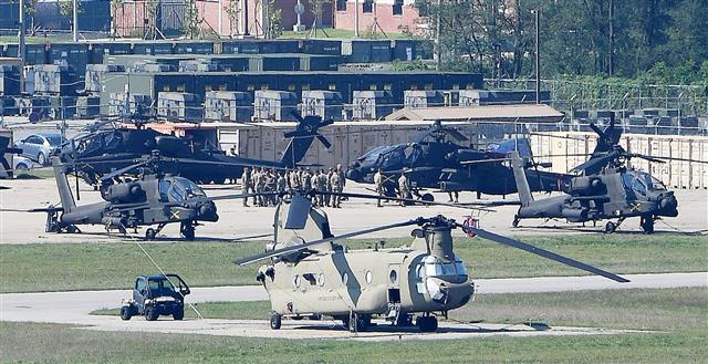한미 방위비 분담금 협상이 시작된 지난 9월 24일 오전 경기 평택시 캠프 험프리스에서 미군 장병들이 아파치 헬기(AH64)를 살펴보고 있다. 서울신문 DB