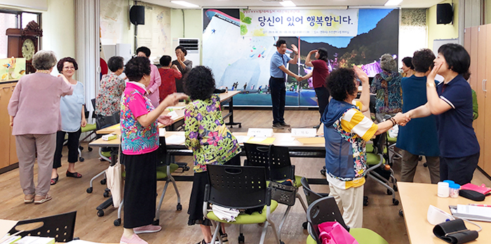 서울 중랑구 면목4동 노인들이 ‘ㅎㅎㅎ동네배움터’에서 우울증 예방 프로그램 ‘당신이 있어 행복합니다’에 참여하고 있다. 중랑구 제공