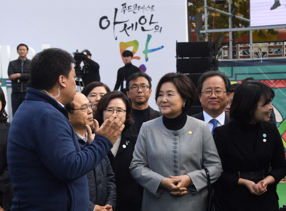 22일 문재인대통령 부인 김정숙여사가 부산 전포동 놀이마루에서 열리는 D-3 한 아세안 푸드스트리트 ‘아세안의 맛’ 행사에 참석해 행사장을 둘러보고 있다. . 2019.11.22 청와대사진기자단 / 한국일보 류효진