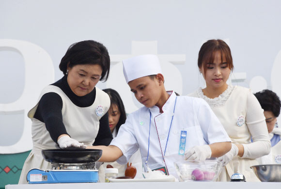 22일 문재인대통령 부인 김정숙여사가 부산 전포동 놀이마루에서 열리는 D-3 한 아세안 푸드스트리트 ‘아세안의 맛’ 행사에서 아세안의 맛 콘테스트에 참가 하고 있다.  . 2019.11.22 청와대사진기자단 / 한국일보 류효진