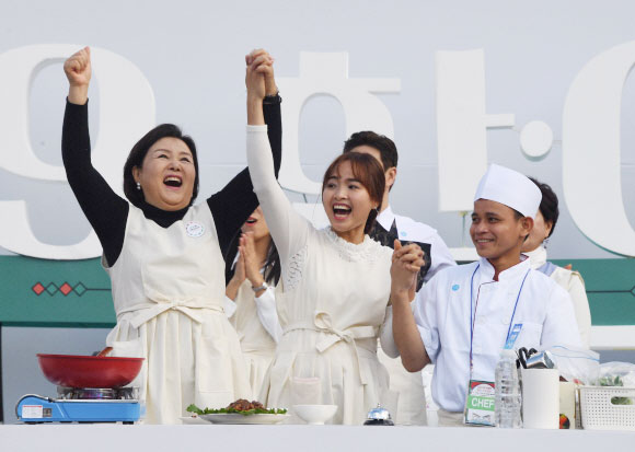 22일 문재인대통령 부인 김정숙여사가 부산 전포동 놀이마루에서 열리는 D-3 한 아세안 푸드스트리트 ‘아세안의 맛’ 행사에서 아세안의 맛 콘테스트에 참가해 화합상을 받고 즐거워하고 있다.2019.11.22 도준석 기자 pado@seoul.co.kr