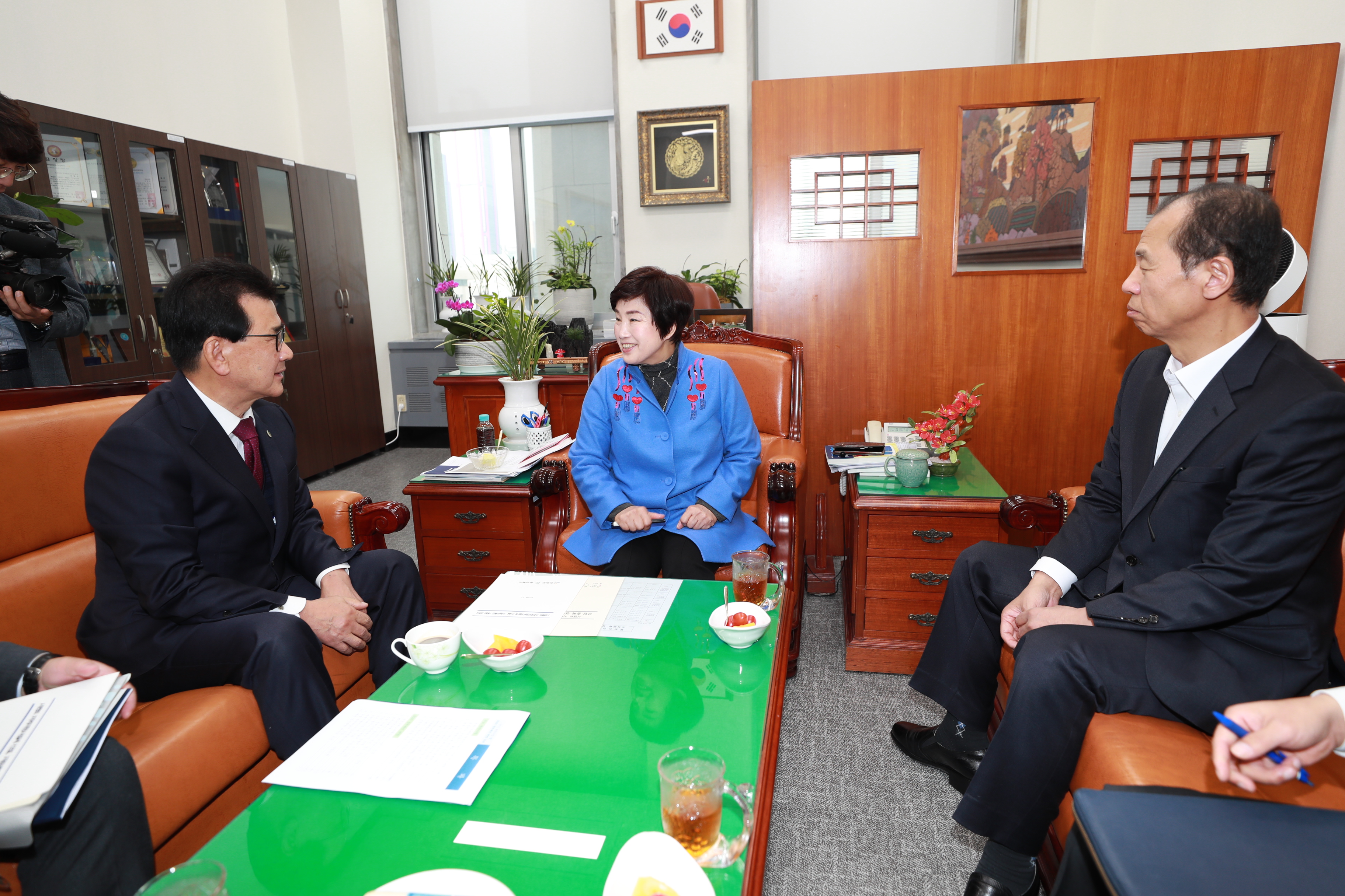 이시종 충북지사(왼쪽)와 최문순 강원지사가 지난 15일 전혜숙 국회 행정안전위원회 위원장을 만나 시멘트세 신설 법안의 국회통과를 건의하고 있다. 충북도 제공. 