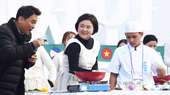 22일 문재인대통령 부인 김정숙여사가 부산 전포동 놀이마루에서 열리는 D-3 한 아세안 푸드스트리트 ‘아세안의 맛’ 행사에서 아세안의 맛 콘테스트에 참가하고 있다. 2019.11.22 도준석 기자 pado@seoul.co.kr