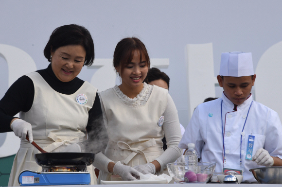 22일 문재인대통령 부인 김정숙여사가 부산 전포동 놀이마루에서 열리는 D-3 한 아세안 푸드스트리트 ‘아세안의 맛’ 행사에서 아세안의 맛 콘테스트에 참가 하고 있다. 2019.11.22 도준석 기자 pado@seoul.co.kr