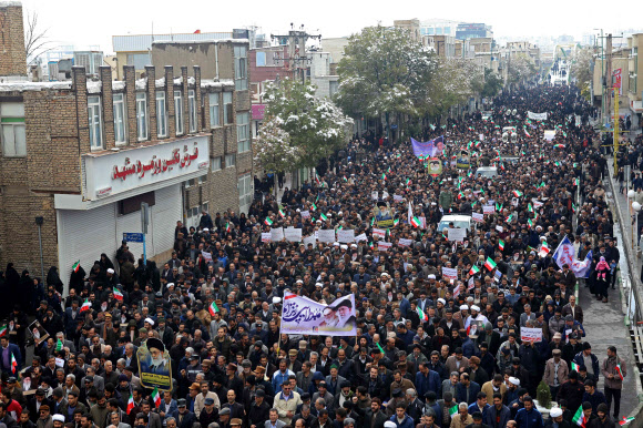 지난 20일 이란 아라크에서 이란 정권을 지지하는 시민늘이 거리에서 시위를 벌이고 있다. 지난 주 이란 시민들은 석유 가격 인상에 저항해 거리로 나서자 이에 대한 맞불 시위를 벌인 것으로 해석된다. 아라크 AFP 연합뉴스