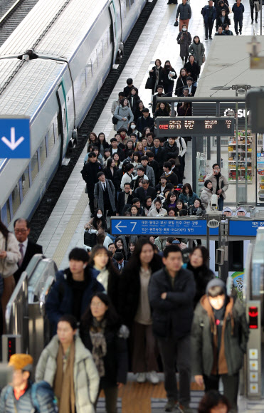 철도파업 나흘째인 23일 오전 서울 용산구 서울역에서 부산발 KTX를 타고 역에 도착한 승객들이 플랫폼을 나서고 있다. 2019.11.23  연합뉴스