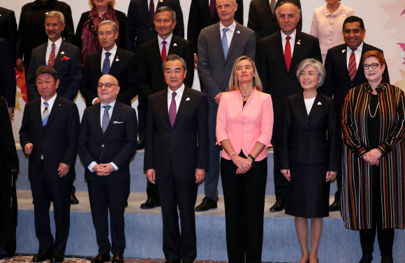 강경화 외교부 장관(앞줄 오른쪽에서 두번째)과 모테기 도시미쓰(茂木敏充) 일본 외무상(앞줄 맨 왼쪽), 왕이 중국 외교부 부장(앞줄 왼쪽에서 세번째)이 23일 일본 나고야관광호텔에서 열린 주요 20개국(G20) 외교장관회의에서 1세션을 마친 뒤 기념촬영을 하고 있다. 2019.11.23  연합뉴스