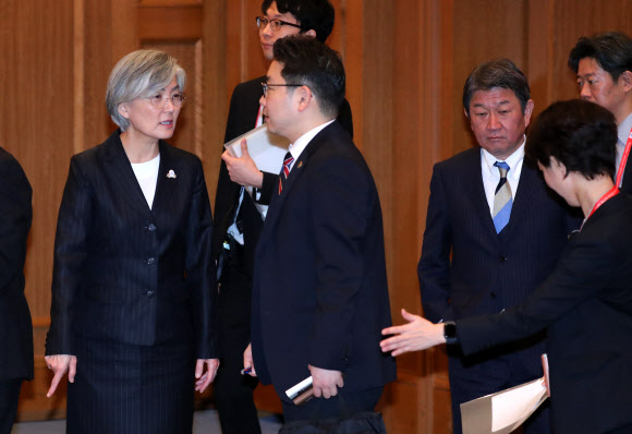 강경화 외교부 장관과 모테기 도시미쓰(茂木敏充) 일본 외무상이 23일 일본 나고야관광호텔에서 열린 주요 20개국(G20) 외교장관회의에서 1세션을 마친 뒤 기념촬영 장소로 들어서고 있다.  강 장관은 이날 G20 외교장관회의 계기로 모테기 도시미쓰(茂木敏充) 일본 외무상과 만나 한일군사정보보호협정(GSOMIA,지소미아) 협정 종료 ‘조건부 연기’와 관련한 한국 정부 입장을 설명하고 수출규제 해소 방안 등을 논의할 예정이다. 2019.11.23  연합뉴스