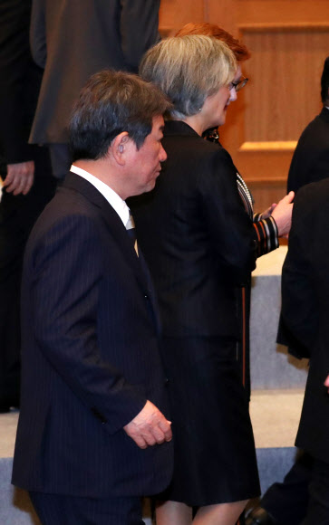 강경화 외교부 장관과 모테기 도시미쓰(茂木敏充) 일본 외무상이 23일 일본 나고야관광호텔에서 열린 주요 20개국(G20) 외교장관회의에서 기념촬영을 마친 뒤 회의장소로 이동하고 있다.   강 장관은 이날 G20 외교장관회의 계기로 모테기 도시미쓰(茂木敏充) 일본 외무상과 만나 한일군사정보보호협정(GSOMIA,지소미아) 협정 종료 ‘조건부 연기’와 관련한 한국 정부 입장을 설명하고 수출규제 해소 방안 등을 논의할 예정이다. 2019.11.23  연합뉴스