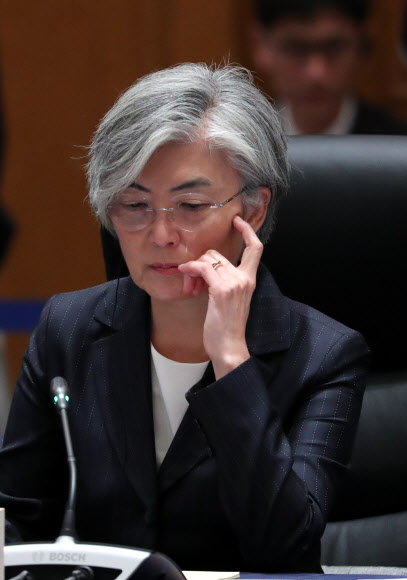 강경화 외교부 장관이 23일 일본 나고야관광호텔에서 열린 주요 20개국(G20) 외교장관회의에 참석, 의장인 모테기 도시미쓰(茂木敏充) 일본 외무상의 모두발언을 듣고 있다.  강 장관은 이날 G20 외교장관회의 계기로 모테기 도시미쓰(茂木敏充) 일본 외무상과 만나 한일군사정보보호협정(GSOMIA,지소미아) 협정 종료 ‘조건부 연기’와 관련한 한국 정부 입장을 설명하고 수출규제 해소 방안 등을 논의할 예정이다. 2019.11.23  연합뉴스