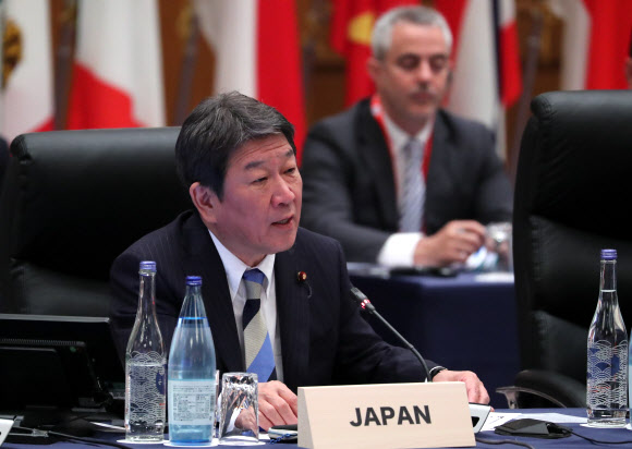 모테기 도시미쓰(茂木敏充) 일본 외무상이 23일 일본 나고야관광호텔에서 열린 주요 20개국(G20) 외교장관회의에서 의장 발언을 하고 있다.   강 장관은 이날 G20 외교장관회의 계기로 모테기 도시미쓰(茂木敏充) 일본 외무상과 만나 한일군사정보보호협정(GSOMIA,지소미아) 협정 종료 ‘조건부 연기’와 관련한 한국 정부 입장을 설명하고 수출규제 해소 방안 등을 논의할 예정이다. 2019.11.23  연합뉴스