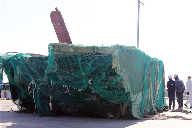 제주 해상에서 화재로 전복된 대성호(29톤,통영선적) 선미(배 뒷부분)이 사고해역에서 인양돼 23일 오전 서귀포시 안덕면 화순항에 도착했다. 해경 등은 대성호를 감식해 정확한 화재원인을 규명할 계획이다.2019.11.23 뉴스1