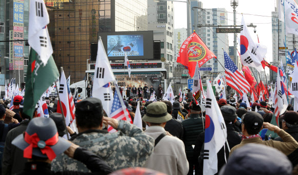 23일 경기도 의정부역 앞 도로에서 열린 제156차 태극기 집회에서 우리공화당 당원들과 태극기부대 참가자들이 박정희.박근혜 전 대통령에게 거수경례하고 있다. 2019.11.23  연합뉴스