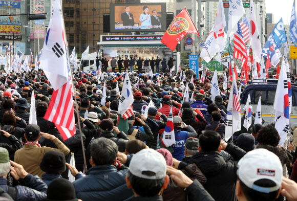 23일 경기도 의정부역 앞 도로에서 열린 제156차 태극기 집회에서 우리공화당 당원들과 태극기부대 참가자들이 박정희.박근혜 전 대통령에게 거수경례하고 있다. 2019.11.23  연합뉴스