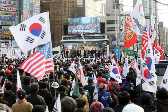23일 경기도 의정부역 앞 도로에서 우리공화당 당원들과 태극기부대 참가자들이 제156차 태극기 집회를 열고 있다. 2019.11.23  연합뉴스