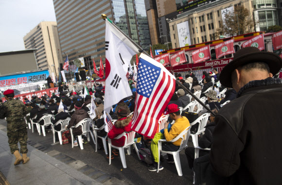 23일 오후 서울 종로구 동화면세점 앞에서 열린 대한민국 공산화 저지 운동 집회에서 일파만파 회원들이 참석해 있다. 2019.11.23  연합뉴스