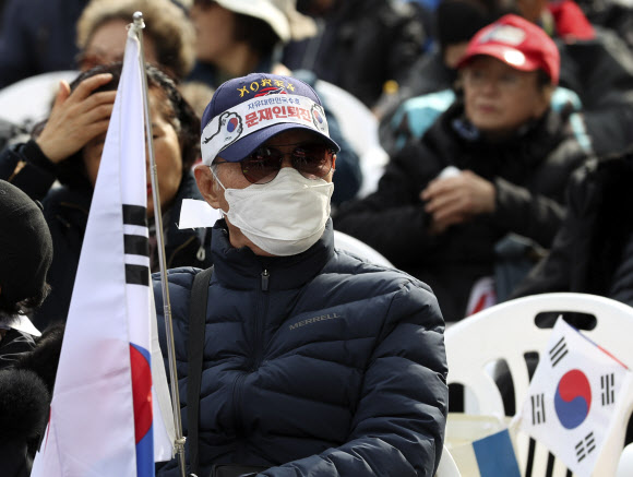 23일 오후 서울 종로구 동화면세점 앞에서 열린 대한민국 공산화 저지 운동 집회에서 일파만파 회원들이 참석해 있다. 2019.11.23  연합뉴스