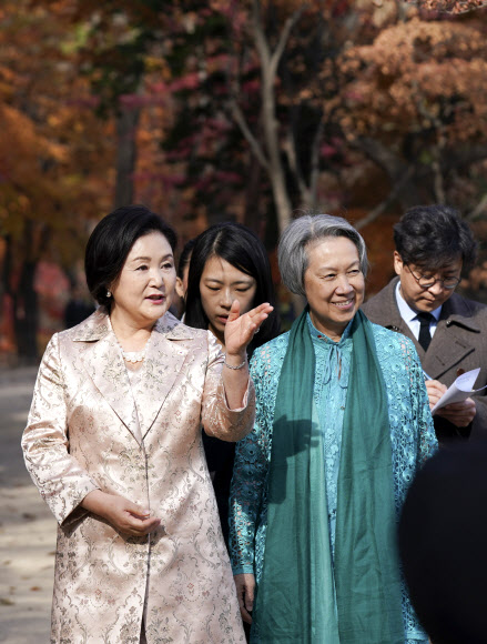 문재인 대통령 부인 김정숙 여사와 리셴룽 싱가포르 총리 부인 호칭 여사가 23일 오후 창경궁에서 친교산책을 하고 있다. 2019.11.23  청와대 제공