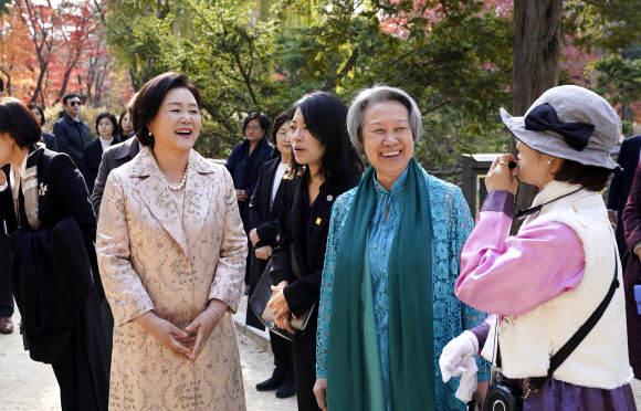 문재인 대통령 부인 김정숙 여사와 리셴룽 싱가포르 총리 부인 호칭 여사가 23일 오후 창경궁에서 친교산책을 하고 있다. 2019.11.23  청와대 제공