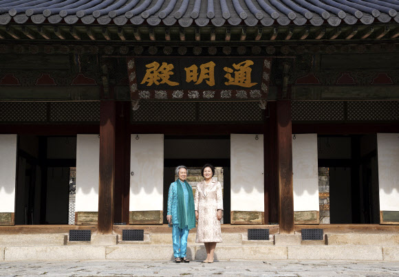 문재인 대통령 부인 김정숙 여사와 리셴룽 싱가포르 총리 부인 호칭 여사가 23일 서울 창경궁 통명전에서 기념촬영하고 있다. 2019.11.23  청와대 제공
