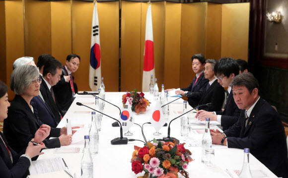 주요 20개국(G20) 외교장관회의에 참석한 강경화 외교부 장관이 23일 일본 나고야관광호텔에서 모테기 도시미쓰(茂木敏充) 일본 외무상과 회담하고 있다. 이날 회담에서 강 장관은 한일군사정보보호협정(GSOMIA,지소미아) 협정 종료 ‘조건부 연기’와 관련한 한국 정부 입장을 설명하고 수출규제 해소 방안 등을 논의할 예정이다. 2019.11.23  연합뉴스