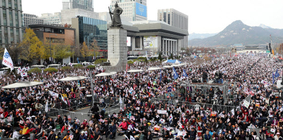 23일 서울 광화문광장 일대에서 열린 ‘대한민국 바로 세우기 국민대회’에서 참가자들이 정부 규탄 구호를 외치며 태극기를 흔들고 있다. 2019.11.23  연합뉴스