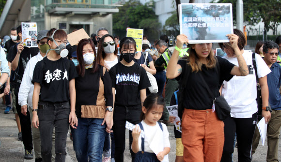 23일 오전 홍콩 카오룽역 인근에서 홍콩 시위대가 최루탄 사용 반대 집회를 마치고 행진하고 있다. 2019.11.23  연합뉴스