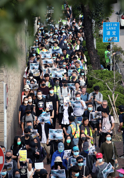 23일 오전 홍콩 카오룽역 인근에서 홍콩 시위대가 최루탄 사용 반대 집회를 마치고 행진하고 있다. 2019.11.23  연합뉴스