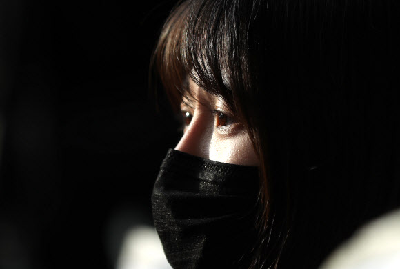 23일 오후 서울 중구 옛 인권위원회 건물 앞에서 열린 ‘홍콩의 민주주의를 위한 대학생·청년 긴급행동’에서 한 참가자가 다른 참가자의 발언을 듣고 있다. 2019.11.23  연합뉴스