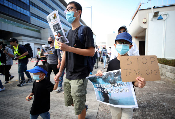23일 오전 홍콩 카오룽역 인근에서 홍콩 시위대가 최루탄 사용 반대 집회를 마치고 행진하고 있다. 2019.11.23  연합뉴스