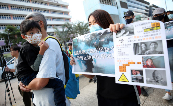 23일 오전 홍콩 카오룽역 인근에서 홍콩 시위대가 최루탄 사용 반대 집회를 마치고 행진하고 있다. 2019.11.23  연합뉴스