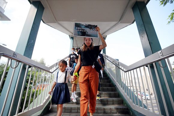 23일 오전 홍콩 카오룽역 인근에서 홍콩 시위대가 최루탄 사용 반대 집회를 마치고 행진하고 있다. 2019.11.23  연합뉴스