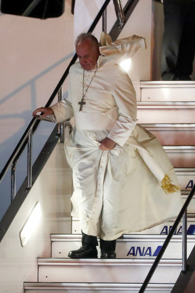 프란치스코 교황이 23일 일본 도쿄 하네다 공항에 도착하고 있다. AFP 연합뉴스