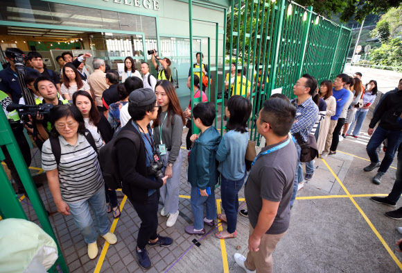이른 아침부터 투표장 찾은 홍콩 시민들