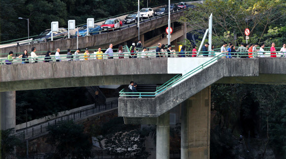 이른 아침부터 투표장 찾은 홍콩 시민들