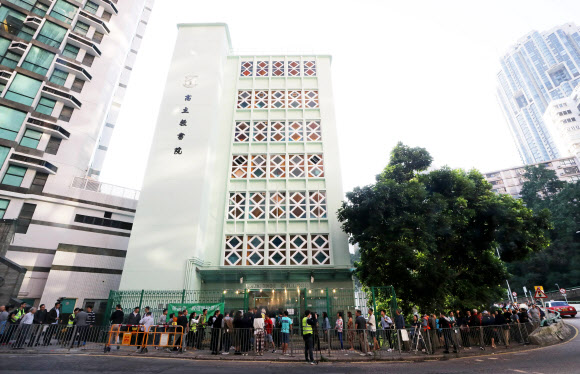 이른 아침부터 투표하는 홍콩 시민들