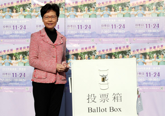 홍콩 구의원 선거 투표하는 캐리람 장관