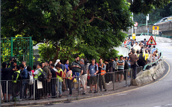 이른 아침부터 투표소 찾은 홍콩 시민들