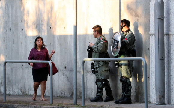 홍콩 경찰, 투표소 앞 경계 근무