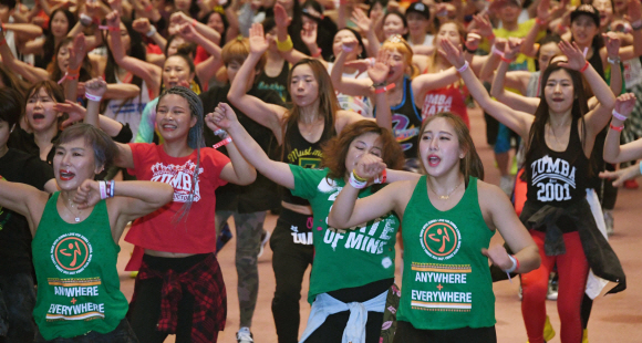24일 경기도 고양시 일산 킨텍스 제1전시장에서 열린 피트니스 라이프스타일 브랜드 ‘줌바(Zumba) 진 아카데미’에서 참가자들이 노래에 맞춰 줌바를 즐기고 있다. 줌바는 전세계 최초로 피트니스를 브랜드화한 만큼 세계적인 인기를 끌고 있는 댄스 피트니스다. 이번에 개최된 ‘진 아카데미’ 행사는 줌바 강사들의 네트워킹과 커리어 향상을 위한 행사로 매년 전세계 곳곳에서 개최되고 있다. 2019.11.24 이종원 선임기자 jongwon@seoul.co.kr