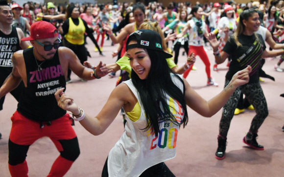 24일 경기도 고양시 일산 킨텍스 제1전시장에서 열린 피트니스 라이프스타일 브랜드 ‘줌바(Zumba) 진 아카데미’에서 참가자들이 노래에 맞춰 줌바를 즐기고 있다. 줌바는 전세계 최초로 피트니스를 브랜드화한 만큼 세계적인 인기를 끌고 있는 댄스 피트니스다. 이번에 개최된 ‘진 아카데미’ 행사는 줌바 강사들의 네트워킹과 커리어 향상을 위한 행사로 매년 전세계 곳곳에서 개최되고 있다. 2019.11.24 이종원 선임기자 jongwon@seoul.co.kr