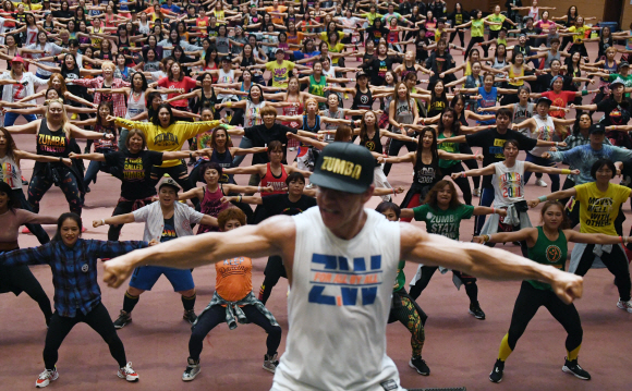 24일 경기도 고양시 일산 킨텍스 제1전시장에서 열린 피트니스 라이프스타일 브랜드 ‘줌바(Zumba) 진 아카데미’에서 참가자들이 노래에 맞춰 줌바를 즐기고 있다. 줌바는 전세계 최초로 피트니스를 브랜드화한 만큼 세계적인 인기를 끌고 있는 댄스 피트니스다. 이번에 개최된 ‘진 아카데미’ 행사는 줌바 강사들의 네트워킹과 커리어 향상을 위한 행사로 매년 전세계 곳곳에서 개최되고 있다. 2019.11.24 이종원 선임기자 jongwon@seoul.co.kr