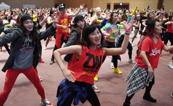 24일 경기도 고양시 일산 킨텍스 제1전시장에서 열린 피트니스 라이프스타일 브랜드 ‘줌바(Zumba) 진 아카데미’에서 참가자들이 노래에 맞춰 줌바를 즐기고 있다. 줌바는 전세계 최초로 피트니스를 브랜드화한 만큼 세계적인 인기를 끌고 있는 댄스 피트니스다. 이번에 개최된 ‘진 아카데미’ 행사는 줌바 강사들의 네트워킹과 커리어 향상을 위한 행사로 매년 전세계 곳곳에서 개최되고 있다. 2019.11.24 이종원 선임기자 jongwon@seoul.co.kr
