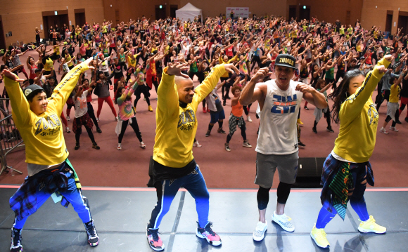 24일 경기도 고양시 일산 킨텍스 제1전시장에서 열린 피트니스 라이프스타일 브랜드 ‘줌바(Zumba) 진 아카데미’에서 참가자들이 노래에 맞춰 줌바를 즐기고 있다. 줌바는 전세계 최초로 피트니스를 브랜드화한 만큼 세계적인 인기를 끌고 있는 댄스 피트니스다. 이번에 개최된 ‘진 아카데미’ 행사는 줌바 강사들의 네트워킹과 커리어 향상을 위한 행사로 매년 전세계 곳곳에서 개최되고 있다. 2019.11.24 이종원 선임기자 jongwon@seoul.co.kr