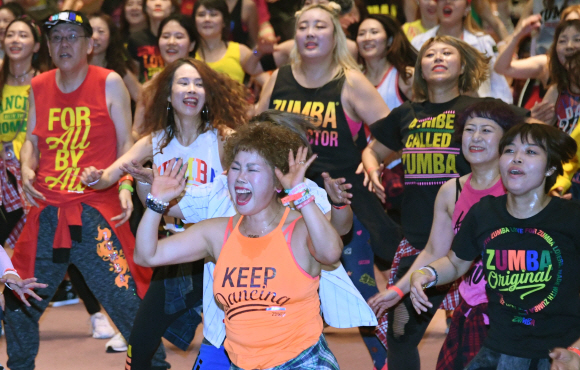 24일 경기도 고양시 일산 킨텍스 제1전시장에서 열린 피트니스 라이프스타일 브랜드 ‘줌바(Zumba) 진 아카데미’에서 참가자들이 노래에 맞춰 줌바를 즐기고 있다. 줌바는 전세계 최초로 피트니스를 브랜드화한 만큼 세계적인 인기를 끌고 있는 댄스 피트니스다. 이번에 개최된 ‘진 아카데미’ 행사는 줌바 강사들의 네트워킹과 커리어 향상을 위한 행사로 매년 전세계 곳곳에서 개최되고 있다. 2019.11.24 이종원 선임기자 jongwon@seoul.co.kr