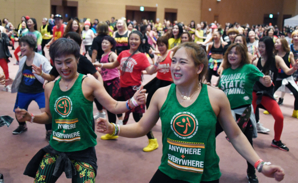24일 경기도 고양시 일산 킨텍스 제1전시장에서 열린 피트니스 라이프스타일 브랜드 ‘줌바(Zumba) 진 아카데미’에서 참가자들이 노래에 맞춰 줌바를 즐기고 있다. 줌바는 전세계 최초로 피트니스를 브랜드화한 만큼 세계적인 인기를 끌고 있는 댄스 피트니스다. 이번에 개최된 ‘진 아카데미’ 행사는 줌바 강사들의 네트워킹과 커리어 향상을 위한 행사로 매년 전세계 곳곳에서 개최되고 있다. 2019.11.24 이종원 선임기자 jongwon@seoul.co.kr