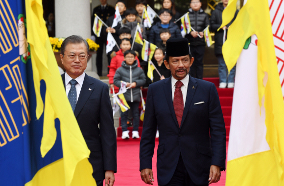 문재인 대통령이 24일 오전 볼키아 브루나이 국왕과 함께 공식환영행사가 열리는 청와대 대정원으로 향하고 있다. 2019. 11.24 도준석 기자pado@seoul.co.kr