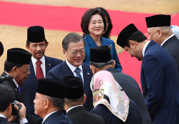 문재인 대통령이 24일 오전 청와대 대정원에서 열린 볼키아 브루나이 국왕 공식환영행사에서  브루나이측 인사들과 악수하고 있다. 2019. 11.24 도준석 기자pado@seoul.co.kr